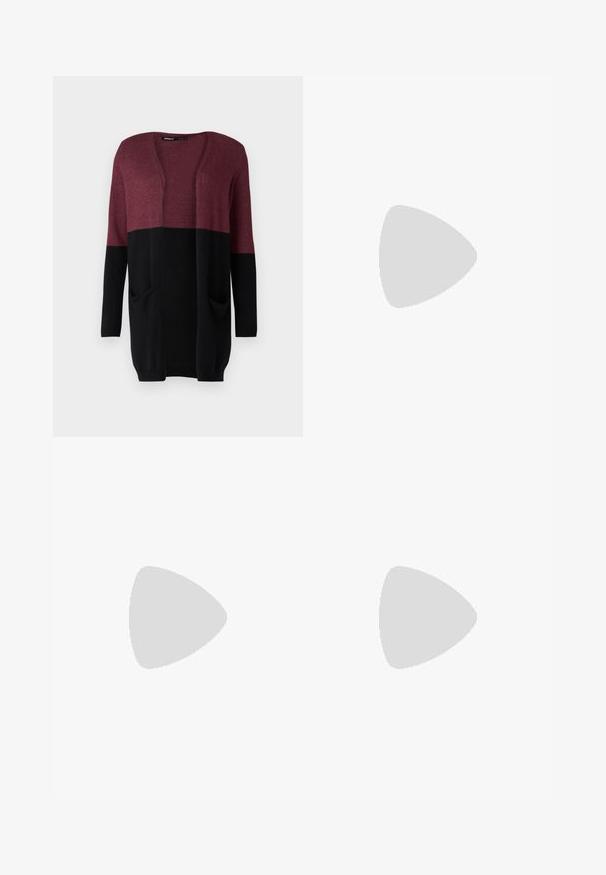 ONLY Tall ONLQUEEN bordowy; Czarny top z długim rękawem wykonany z gładkiego materiału, z okrągłym dekoltem oraz marszczeniami na ramionach i mankietach.; Jasnoniebieskie dżinsy o szerokich nogawkach, wykonane z denimu, z wysokim stanem, pięcioma kieszeniami i widocznym przeszyciem wzdłuż szwów.; Czarne skórzane botki za kostkę z okrągłym noskiem, sznurówką z przodu i grubą gumową podeszwą z teksturowanym bieżnikiem. Pętelka do zakładania z tyłu.; Złote kolczyki w kształcie cienkich okrągłych obręczy, o gładkim metalicznym wykończeniu, bez zdobień czy wzorów.