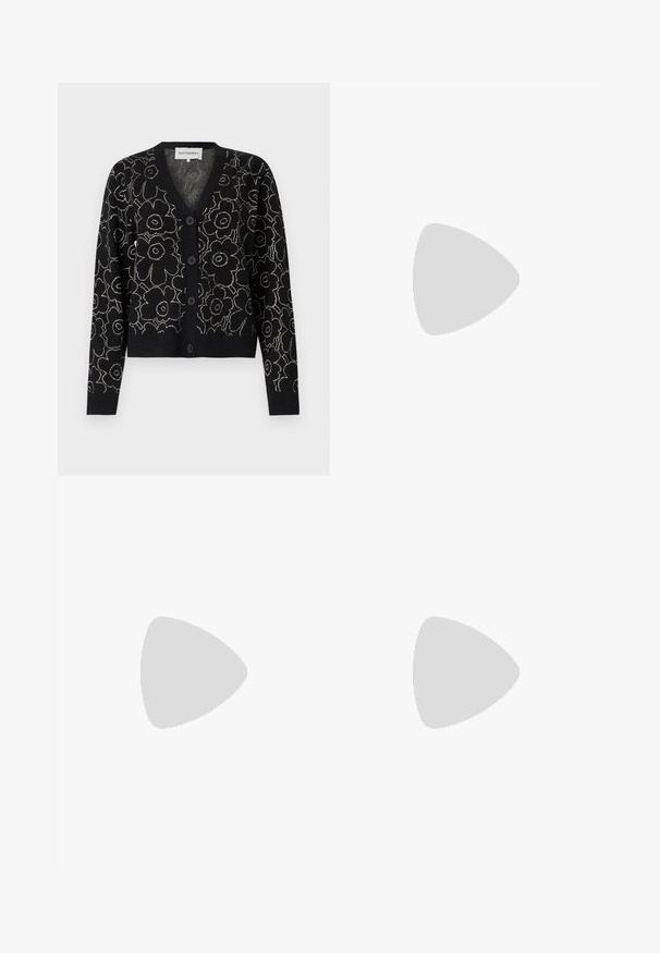 Marimekko EILINEN PIIRTO UNIKKO CARDIGAN - Kofta - black/beige; Svart bomullströja med rund halsringning, korta ärmar och en broderad logotyp på bröstet. Enkel, avslappnad passform utan mönster.; Svarta skräddarsydda byxor med rak benform, med en slät yta och skarpa veck fram. Ingen synlig hårdvara.; Svart läder slingback-hälar med spetsig tå, med en smal klack och en guldtonad detalj på den justerbara remmen. Slät textur.