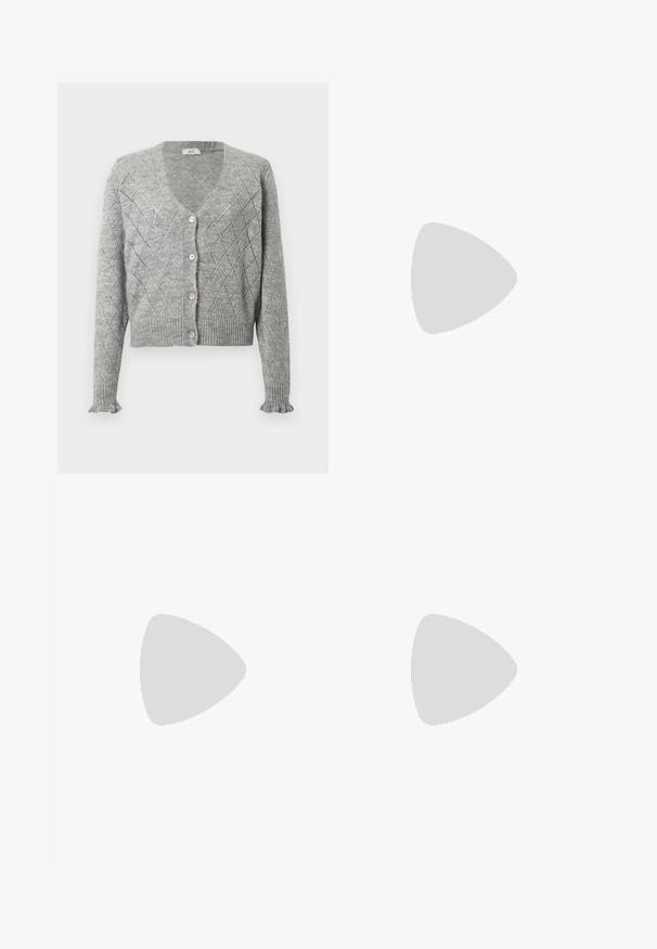 Grå strikket cardigan med diamantmønster, med v-hals, fem rosa knapper og ribbede mansjetter og hem. Korthavna.; V-hals, kortermet T-skjorte i en dempet blå farge, laget av mykt bomullsmateriale med en jevn tekstur og en avslappet passform.; Lys grå vid jeans med høy midje, klassisk fem-lommersdesign, knappelukking og subtil falming gjennom hele.; Svart lær plattformloafere med avrundet tå og bred stropp over forsiden. Har en tykk, firkantet hæl og glatt tekstur.