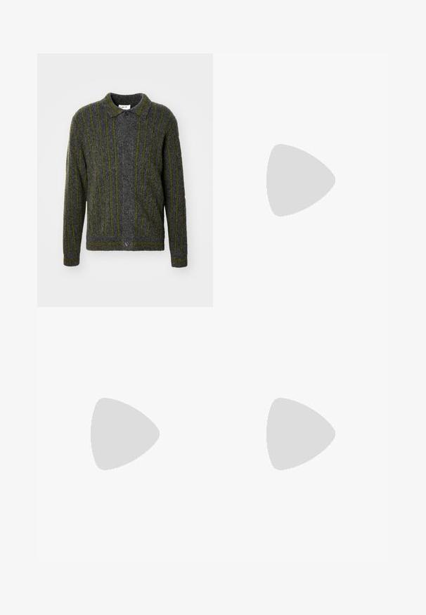 Cardigan gri din lână cu dungi verticale verzi, guler, închidere cu nasturi în față și model texturat pe întreaga suprafață.; Tricou negru din bumbac, cu guler rotund, mâneci scurte și o croială lejeră. Design simplu, textură netedă și fără modele sau logo-uri vizibile.; Pantaloni maro, evazați, dintr-un material texturat, cu talie înaltă și pliseuri frontale. Picioare drepte cu tivuri curate și finisate.; Sneaker bej cu vârful jos, cu șireturi, bandă de sufu roz deschis, detalii perforate pe lateral, talpă albă cu dungi și tab de călcâi verde închis.