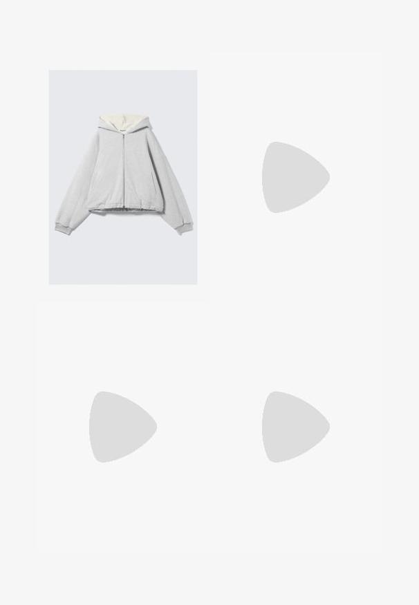 Grå hettejakke med glidelås, myk kremfarget fleecefôr, oversized passform, ribbestrikkede mansjetter og snøring i hetten. Inkluderer sidelommer.; Svart bomulls T-skjorte med korte ermer, med en liten rosa sommerfugl grafikk på venstre bryst. Crew-neck design med en avslappet passform.; Baggy svarte denimjeans med en falmet finish, fem lommer, belteknapplukking og sømdetaljer på forsiden og sidene.; Svarte patent lær slingback hæler med spiss tå og en liten blokkheel, med en sølvspenne som detalj på stroppen.