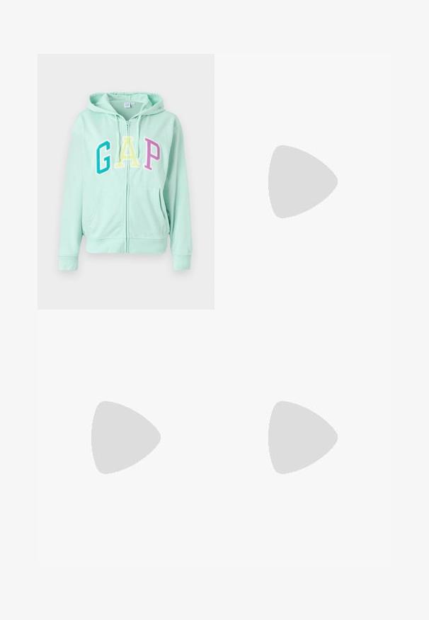 Mintgrønn hettejakke med glidelås som har store, flerfargede "GAP" bokstaver. Inkluderer hetteseil og frontlommer. Myk stofftekstur.; Svart oversized t-skjorte med en grafikk av en bjørn og teksten "IKKE SØT, MEN VILL" i fet, hvit skrift. Laget av bomull.; Lyseblå høytlivsjeans laget av denim. Har vide bein, to revne knær og klassisk fem-lommers design.; Hvit høy-skinn kanvas sneakers med svart gummisåle, gummitåhette foran og seks hull for snorer, med et rent, minimalistisk design.
