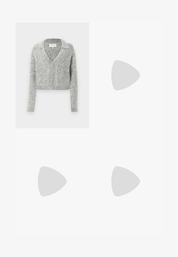 Světle šedý cropped cardigan z měkkého, nadýchaného materiálu. Má výstřih do V, zapínání na knoflíky a dlouhé rukávy s texturovaným povrchem.; Bílý zkrácený tričko vyrobené z ribbovaného materiálu. Má krátké rukávy s ošoupanými okraji a kulatý výstřih s volánkovým detailem.; Bílá, rozšířená sukně vyrobená z lehkého materiálu s elastickým pasem. Má nabraný design pro objem a splývavost.; Hnědé kožené vysoké boty k kolenům s texturovaným povrchem, se sponou a cvočkovými detaily na boku, a plochou gumovou podrážkou.