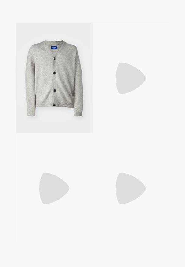 Jack & Jones JOROLLIE CARDIGAN - Cardigan - light grey melange; Due magliette polo nere, con maniche corte, in cotone, con colletto classico, pattina a due bottoni e dettagli a righe bianche all'interno del colletto.; Pantaloni in denim nero con taglio dritto, design a cinque tasche e chiusura frontale con bottone. Tessuto liscio con dettagli di cucitura minimi.; Scarpa nera in pelle con inserto scivolare, superiore liscio, dettagli cuciti, punta arrotondata e tacco in gomma basso. La suola presenta un battistrada minimale.