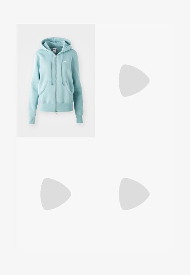 Gaiši zils kapuces džemperis ar rāvējslēdzēju, ar kangaroo kabatu, ar aukliņu kapuci un ribotām malām. Uz krūtīm ir maza balta Nike logo.; Trīs bezpiedurkņu krekli zilā, melnā un baltā krāsā. Audums ir ribots ar apaļu kakla izgriezumu. Katram kreklam ir birka ar uzrakstu "even&odd."; Augstas jostas platās kājas džinsi vidēji zilā džinsu audumā, ar izbalējušu apdari, tradicionālas kabatu dizainu un pogu aizdari priekšā.; Sudraba Nike sneakers ar gludu, spīdīgu apdari, melnām auklām un Velcro jostu. Valkāti ar ribotām, krēmkrāsām zeķēm.