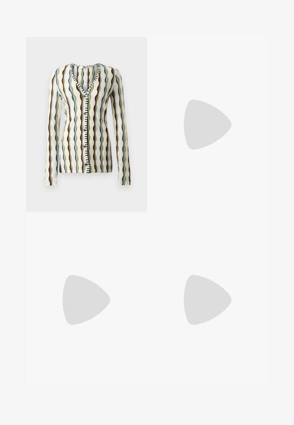 Strikket cardigan med V-hals, der har bølgemønstre i brun, blå og grøn. Knappet front med sort og hvid accent. Lange ærmer.; Marinblå ærmeløs kjole med firkantet udskæring, der har en hvid, samlet nederdel. Lavet af letvægtsstof med synlige sømme ved kanten.; Hvide læder sandaler med blokhæl, der har en ankelrem med spænde og minimalistisk design. Åben tå og glatte teksturer hele vejen igennem.; Guldørering i hoop-stil båret i højre øre, med et åbent design. Modellen har lige, mørkt hår og minimal makeup.