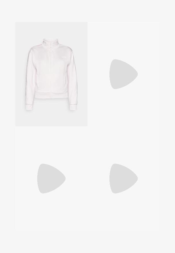 Balta jaciņa ar rāvējslēdzēju un augstu apkakli, ar ribotiem piedurknēm un sānu kabatām. Piedāvā gaismas krāsās akcentējošas strīpas uz pleciem.; Melna garām piedurknēm sporta krekls, kas izgatavots no gludas auduma. Tam ir apaļš kakla izgriezums ar Under Armour logotipu, kas izdrukāts apkaklē.; Melni augsti jostas legingi, izgatavoti no elastīga materiāla, ar gludu tekstūru un pieguļošu dizainu, kas sniedzas līdz potītei, bez rakstiem.; Melni sporta apavi ar strukturētu audumu, balta zole un melni šņores. Valkāti ar baltām ribotām zeķēm, stāvot uz gaišas virsmas.