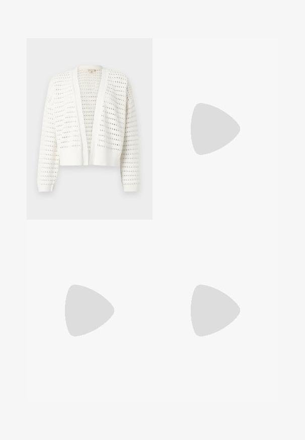 Cárdigan corto blanco con un patrón de agujeros espaciados, puños acanalados y diseño de apertura frontal. Material de punto ligero.; Top sin mangas en negro y crema con un diseño de estampado de cebra, que presenta un detalle fruncido en el escote y un cierre de botón en la parte posterior.; Pantalones de pierna ancha negros con un tejido texturizado, una cinturilla elástica y un lazo desmontable en la cintura para un ajuste ajustable.; Zapato de tacón negro de cuero con punta afilada y tacón bajo cuadrado. Presenta una correa para el tobillo con una hebilla en tono dorado. Textura suave.