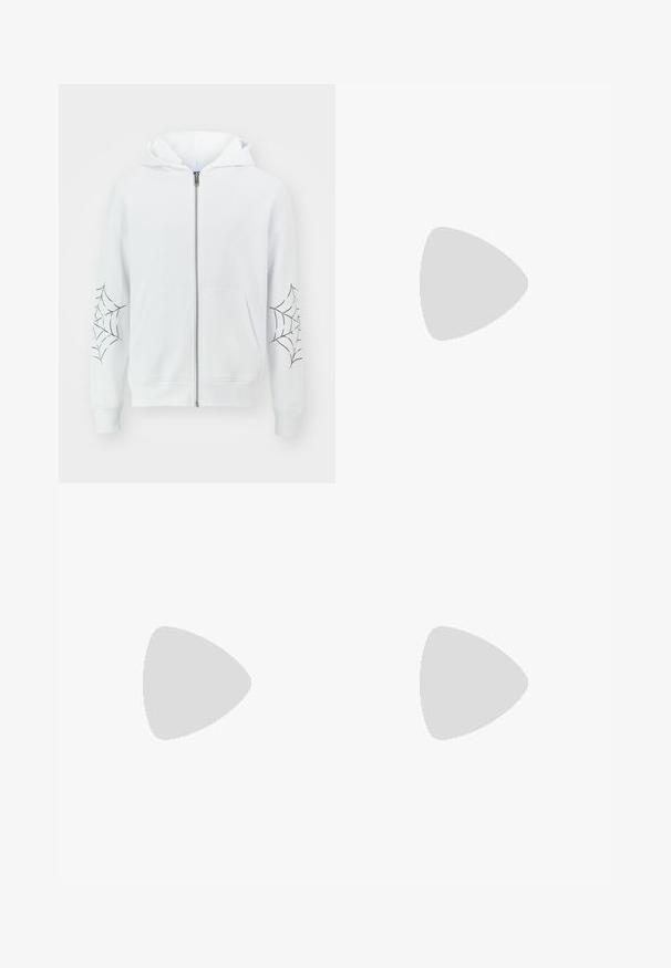 Jack & Jones JORWEB ZIP HOOD UNISEX - Sweatjakke - bright white; Nike sort bomulds t-shirt med en klassisk rund hals, korte ærmer og et diskret, præget logo på brystet. Glat tekstur.; Sorte sportbukser med elastisk talje, hvide sidestriber, lynlåslukninger ved anklerne og et gummieret logo på forsiden.; Sorte træningssko med tekstureret stof og gummisåler, udstyret med elastiske snørebånd og en blå detalje på hælen. Bæres med lyse denimbukser.