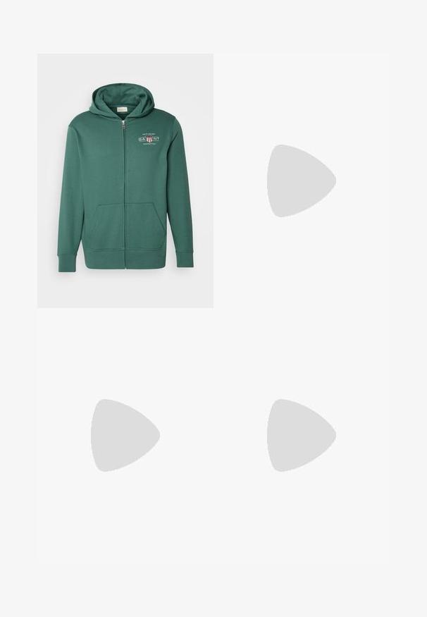 Zelena zip-up dukserica napravljena od mekog materijala, sa prednjim logotipom sa prugama, dva džepa i obloženom kapuljačom. Rukavi imaju rebraste manžete.; Bijela košulja dugih rukava izrađena od pamuka, s ovratnikom na gumbe, jednim džepom na prsima i malim mornarsko plavim logom s lijeve strane.; Kremaste ležerne hlače s pojasom na vezanje i ravnim nogavicama, prikazane na jednostavnoj bijeloj pozadini.; Bijele i svijetlosmeđe sportske tenisice, sa mrežastim gornjim dijelom, perforiranim detaljima i teksturiranim međutrakom sa brendom na peti.