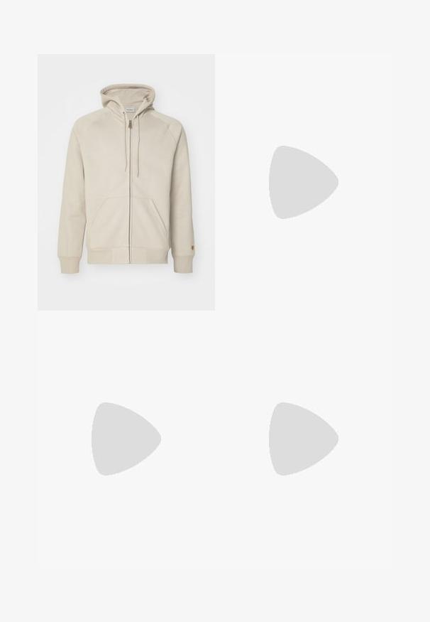 Beige zip-up hoodie i mjukt tyg med dragsko på huvan, kengurufickor, ribbade muddar och sömnadsdetaljer.; Svart t-shirt i bomull från Nike med klassisk rund halsringning, korta ärmar och en diskret, präglad logotyp på bröstet. Slät textur.; Svarta byxor med dragsko i midjan, avslappnad stil, med sidfickor och rak benklippning på en plain bakgrund.; Svarta sportskor med texturerat tyg och gummisulor, med elastiska snörningar och en blå detalj på hälen. Bärs med ljusa jeans.