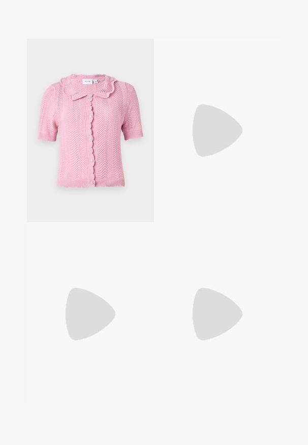 VILA VILUND SHIRT - Gilet - sangria sunset; Blouse blanche avec des manches bouffantes, un col festonné et une fermeture à boutons à l'avant. Tissu texturé avec des rayures verticales et une garniture décorative.; Jupe crayon en dentelle rose clair avec un motif floral et une finition texturée ; design longueur genou et silhouette ajustée.; Chaussure slingback en cuir noir avec un bout pointu et un talon fin et incurvé. Dispose d'une sangle ajustable discrète avec une boucle en métal.; Robe crème à pois rouges, manches volantes, taille cintrée ; associée à un petit sac à main blanc et des talons nus à lanières.