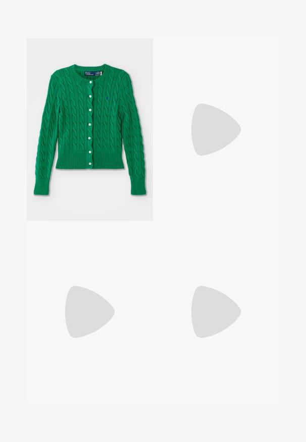 Cardigan verde tricotat, cu un model de cablu, tiv și manșete cu nervuri, șase nasturi albi pe față și un logo mic pe pieptul stâng.; Cămașă albă cu mâneci lungi, din bumbac, cu guler rotund, având un logo mic în nuanță de bleumarin pe pieptul stâng. Design simplu, croi normal.; Blugi din denim de culoare albastră deschisă, cu croială dreaptă, cinci buzunare, paspoale pentru curea și închidere cu un buton cupru. Zonele decolorate adaugă textură.; Tenisi albe din piele, cu o finisare netedă, accente bleumarin și un logo mic pe lateral. Prezintă șireturi plate și o talpă din cauciuc texturată.