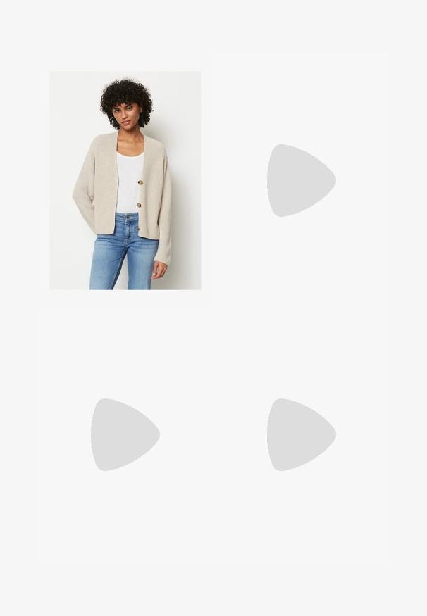 Cardigan en tricot beige avec une texture côtelée, décolleté ouvert et trois gros boutons. Porté sur un débardeur blanc et un jean bleu.; Deux débardeurs exposés, l'un noir et l'autre blanc. Les deux ont une texture côtelée, des bretelles larges et un décolleté arrondi.; Shorts en denim bleu moyen avec une coupe décontractée, comportant deux poches arrière et un ourlet droit et épuré. Design classique à cinq poches.; Bottine à franges en daim tan avec trois couches de franges. Bout pointu et petit talon carré. Texture lisse sur l'ensemble.