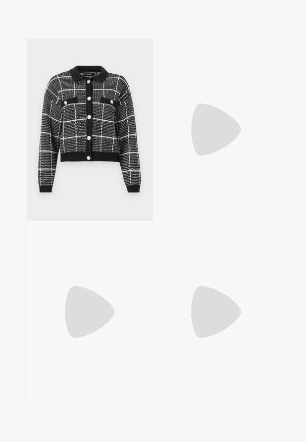 Cardigan de xadrez preto e branco com colarinho, fecho com botões, dois bolsos no peito, punhos canelados e um design cropped.; Duas blusas de mangas longas, uma preta e uma branca, ambas com decote quadrado e feitas de um tecido macio e elástico.; Calças largas pretas com cintura alta, detalhes em botão na cintura e pregas frontais.; Sandal de pele preta com bico pontiagudo e um salto bloco baixo. Apresenta uma tira no tornozelo com uma fivela em tom dourado. Textura suave.