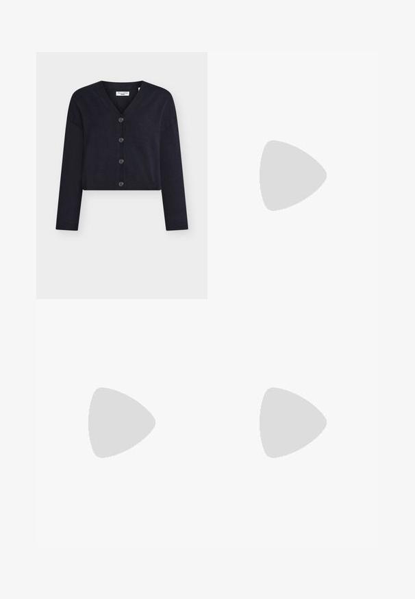 Tamsiai mėlynas trumpintas kardiganas iš minkštos megztos medžiagos, turintis V formos iškirptę, ilgomis rankovėmis ir šešiais mygtukais priekyje.; Balta trumpa rankovė T-marškiniai, pagaminti iš minkštos medvilnės. Charakterizuojami apvali kaklo iškirpte ir laisvu siluetu. Švarus dizainas be matomų raštų ar akcentų.; Plati kelnės tamsiai mėlynos spalvos audinio. Yra lygus priekinis dizainas, dirželių kilpelės ir šoninės kišenės. Medžiaga yra lygi su lengvu elastingumu.; Juodos odinės kulkšninių botai su elastingais šonais, suapvalintu bato pirštu ir žemu bloko kulnu. Paviršius yra lygus ir turi minimalų dekoravimą.