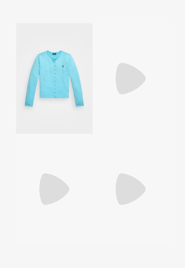 Šviesiai mėlynas ilgomis rankovėmis megztinis su apvaliu kaklu, su mygtukų užsegimu ir mažuoju siuvinėtu logotipu kairėje krūtinės pusėje.; Balta ilgomis rankovėmis marška, pagaminta iš medvilnės, apvalia kaklaskare. Kairėje krūtinės pusėje yra mažas tamsiai mėlynas logotipas. Paprastas dizainas, reguliaraus kirpimo.; Balti platūs kelnės su aukštu juosmeniu, su mygtuko uždarymu ir subtiliu siuvimo akcentu. Pagamintos iš medvilnės su glotnia tekstūra.; Baltos odinės sportbačiai su lygiu paviršiumi, tamsiai mėlyni akcentai ir mažas logotipas šone. Yra plokščios raišteliai ir tekstūruotas gumos padas.