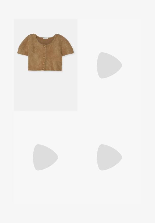 By Malene Birger ZHARA - Cardigan - tobacco brown; T-shirt bianco in cotone con maniche corte, scollo rotondo, vestibilità comoda e orlo cucito. Etichetta visibile all'interno del colletto.; Gonna beige in satin con silhouette svasata. Presenta una cintura arricciata e un sottile lucido, con cuciture oblique e un drappeggio fluido.; Ballerine in pelle beige con punta arrotondata, dettagli di cucitura minimi, tacco basso e logo discreto sul retro. Texture liscia e opaca.