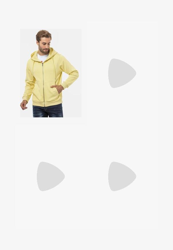 Sweat à capuche zippé jaune en mélange de coton, avec une capuche à cordon de serrage, des poches avant, des poignets côtelés et une texture douce.; Deux polos : un bleu marine et un blanc, tous deux avec un petit accent rouge, blanc et bleu sur la poche poitrine et le col.; Jean en denim bleu foncé avec une coupe slim, décoloration subtile, cinq poches et une fermeture à bouton en métal. Accents cousus dans une couleur contrastante.; Baskets blanches de sport avec une tige en cuir lisse, un laçage à l'avant, une pointe perforée et une semelle à motifs. Design minimaliste avec trois bandes latérales.