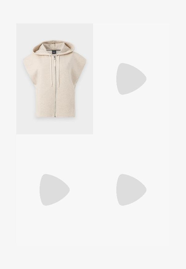 Beige ilmanhihaista vetoketjullista hupparia, jossa on kuviollinen huppu vuori, kiristysnauhat ja pieni logo rinnassa; pehmeä, teksturoitu materiaali.; Valkoinen lyhythihainen t-paita, leveät lyhyet hihat, pehmeää puuvillamateriaalia, pyöreä pääntie jossa hienovarainen oranssi reunus, minimaalinen muotoilu, ei kuvioita tai graafisia elementtejä.; Mustat räätälöidyt housut suoraa lahjetta, joissa on sileä pinta ja terävät taitteet edessä. Ei näkyvää metalliosaa.; Beige sandaalit, joissa on loiva korko, ohuet hihnat ja neliönmallinen varvasosa. Sileä materiaali, jossa on minimaalista yksityiskohtaa, suunniteltu helppokäyttöiseksi.