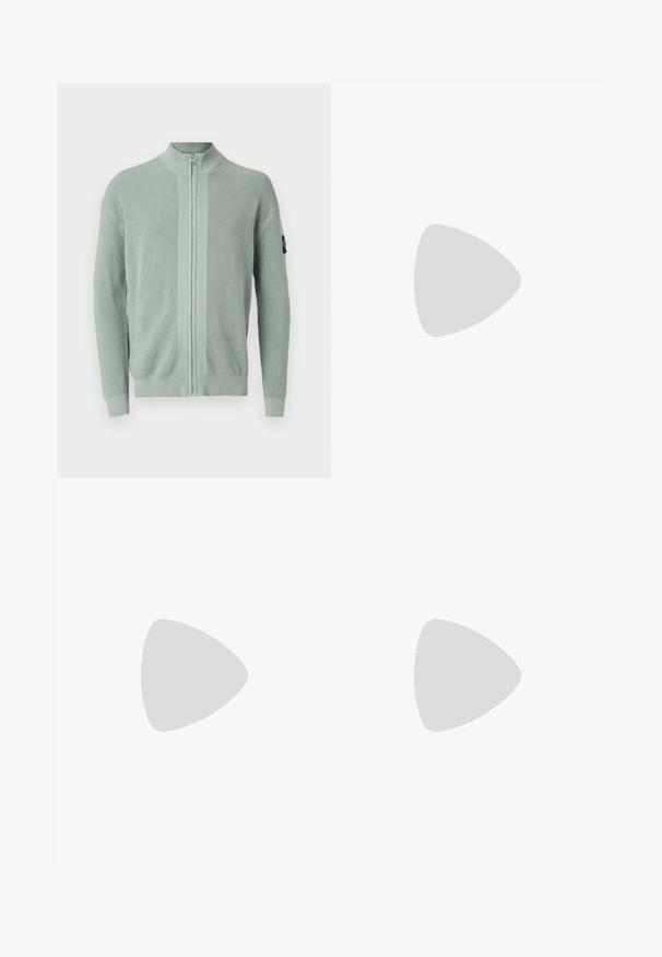 Calvin Klein Jeans CORE BADGE ZIP THROUGH - Cardigan - slate gray; Navy blue cotton t-shirt with a round neckline and short sleeves. Features a small green logo on the left chest pocket. Soft texture.; Navy blue athletic pants made of soft fabric, featuring a drawstring waistband and light blue side panels with a subtle pattern.; Blue canvas sneakers with white laces and rubber soles, displayed with denim trousers and grey ribbed socks, on a light grey surface.