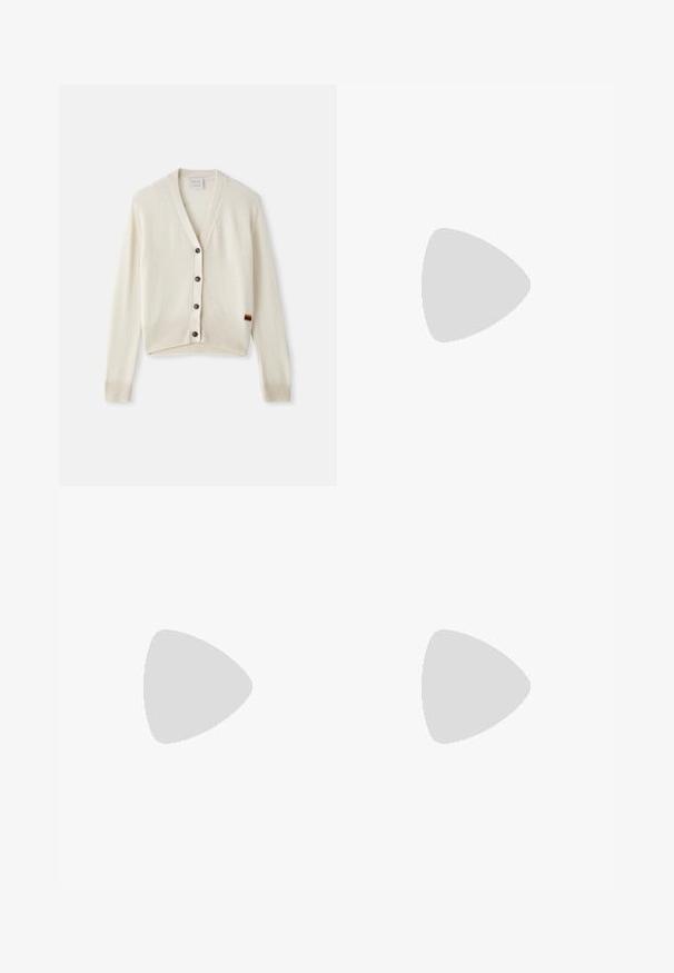 Cremefarvet cardigan med V-udskæring, ribbede manchetter og kant. Har fem mørke knapper og en lille regnbue-stribe detaljeret på kanten.; Marine langærmet skjorte med lyserøde vandrette striber, flæset krave og tre-knaps placket foran; lavet af et blødt, strækbart materiale.; Hvide, højtaljede bukser med bred ben lavet af denim. Har en knaplukning, to forlommer og sidesømme med syningsdetaljer.; Balletflade i dyb burgundy læder, med rund tå, elastisk kant og glat tekstur med diskret plissering.