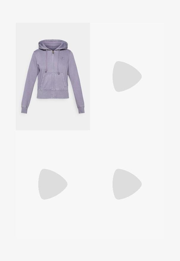 Lilla Zip-up hettegenser med snøring i hetten, frontlommer og ribbestrikkede mansjetter. Har et sydd logo på brystet. Mykt materiale med en avslappet passform.; Hvit kortermet bomulls T-skjorte med rund hals og en liten logo øverst til venstre på brystet. Myk tekstur og standard passform.; Utsvingte joggebukser i mørkegrått stoff med myk tekstur. Har elastisk midjebånd og brodert logo på siden.; Hvit sportsko med mesh-overdel, tre svarte striper på siden, teksturerte detaljer og en solid gummisåle med en kontrasterende svart seksjon.