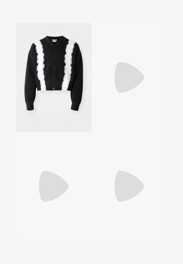 Cardigan corto nero con strisce tie-dye bianche, dotato di scollatura a V, sette bottoni sul davanti e polsini a coste.; T-shirt in cotone nero con collo a giro, maniche corte e vestibilità dritta. Presenta un piccolo tag del logo sul lato sinistro.; Jeans in denim blu scuro a gamba ampia con una sottile texture strappata, cinque tasche e una chiusura classica con bottone e zip in vita.; Scarpe nere alte in pelle con superficie texturizzata, caratterizzate da una punta in gomma, suola spessa con battistrada e lacci neri.