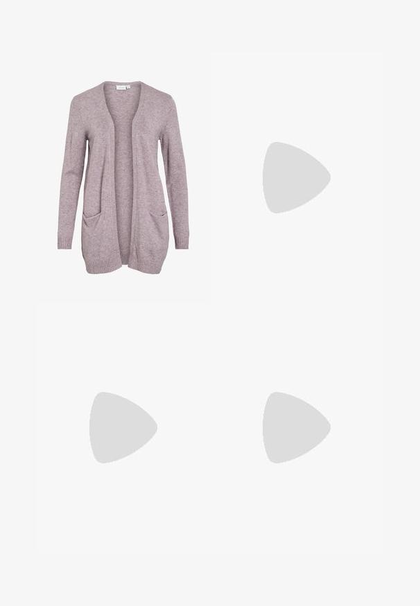 Svaigi purpursarkans atvērts kardigans, izgatavots no mīksta trikotāžas auduma, ar divām priekšējām kabatām un ribotām piedurknēm un apakšmalu. Vienkāršs, brīvs dizains.; Divi baltie bezstaru T-krekli, kas izgatavoti no mīksta kokvilnas auduma, ar noapaļotu kakla izgriezumu un bez redzamām rakstām vai metāla elementiem.; Melna strukturēta svārku ar slāņotu fringu dizainu un nedaudz neregulāru apakšmalu, izgatavota no viegla auduma.; Melnas ādas kovboju zābaks ar norādītu purngalu, zemu kaudzes papēdi un sarežģītu iegrimstošā lapu rakstu uz kājas. Cilpa augšā ērtai uzvilkšanai.; Lāču raksta rokassoma ar melnu mākslīgo ādu, divām augšējām rokturēm, zelta rāvējslēdzēju un akcentiem no melnas mākslīgās ādas. Taisnstūra forma.