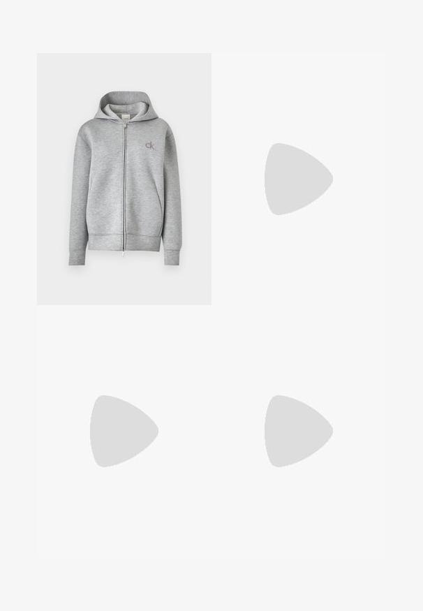 Šedá mikina na zips vyrobená z jemného materiálu, s kapucňou na šnúrku a logom vyšitým na ľavej strane hrude. Predný zips na uzatváranie.; Čierne bavlnené tričko s okrúhlym výstrihom, krátkymi rukávmi a vyšívaným logom na hrudi. Jednoduchý, voľný strih bez vzorov.; Čierne krajčírské nohavice so strihom rovného nohu, s hladkou textúrou a ostrými skladmi pozdĺž prednej časti. Žiadne viditeľné hardvér.; Čierne kožené slingback opätky s špicatou špičkou, s úzkym opätkom a zlatým detailom na nastaviteľnom remienku. Hladká textúra.