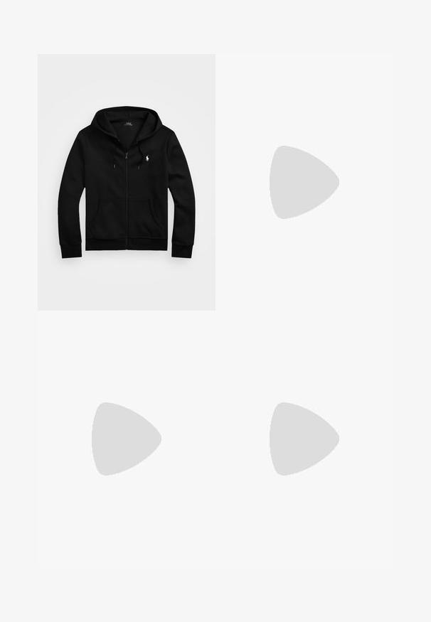 Zwarte zip-up hoodie van zacht materiaal, voorzien van een voorzak, verstelbare capuchon met trekkoord en een klein geborduurd logo op de borst.; Zwart T-shirt met korte mouwen van katoen, met een ronde halslijn en een klein gouden polo-logo op de linker borst.; Zwarte sweatpants van zacht materiaal, met een trekkoord in de taille, aangesloten boorden en een klein wit logo op het linkerpoot.; Zwarte sportieve sneakers van een combinatie van suede en textiel. Opvallende rode logo-accent en een gestructureerde rubberen loopzool.