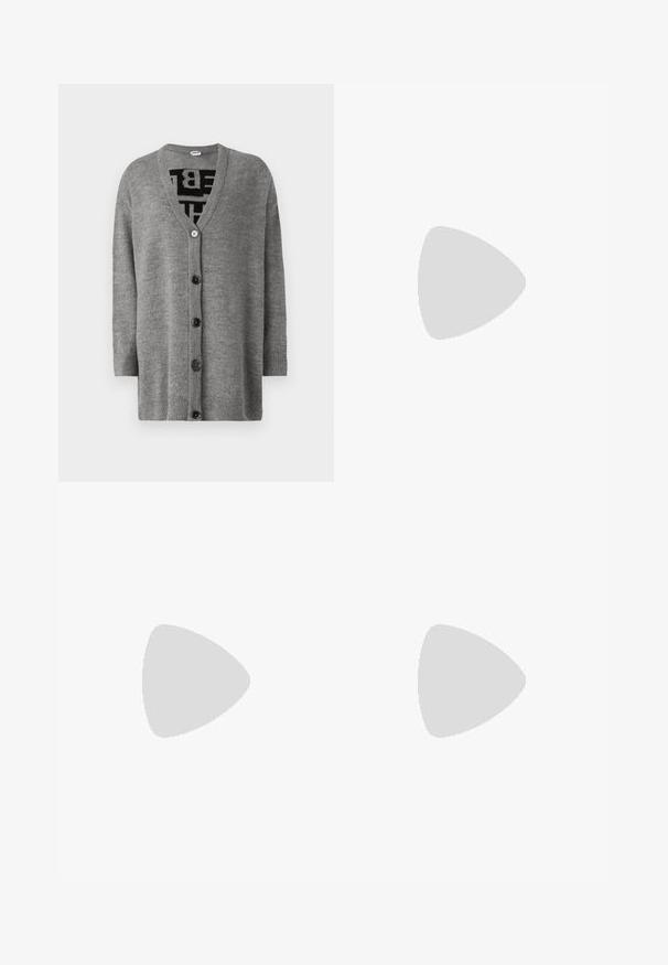 Grå stickad cardigan med V-hals, långa ärmar och sex svarta knappar fram. Det inre mönstret har djärva svarta bokstäver.; Grå peplumtop med en strukturerad, ärmlös design. Tillverkad av slätt tyg, med vertikala sömmar och en rak halsringning.; Ljusblå vida jeans i denim. Utrustade med hög midja, fem fickor och rak passform med minimal blekning.; Sportskor med överdel i vit läder, grå mocka på tårna och tre svarta ränder. Har en blå logotyp på tungan och en texturerad gummisula.