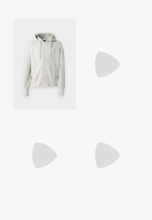 Hoodie zippé gris clair en coton mélangé doux, doté d'une grande poche kangourou, d'une capuche avec cordon de serrage et de poignets côtelés.; T-shirt blanc à manches longues avec un col en V, fabriqué dans un matériau doux, avec une coupe décontractée et des fentes latérales pour faciliter les mouvements.; Pantalons de survêtement noirs en mélange de coton, dotés d'une taille élastique, de jambes fuselées, de poignets côtelés et d'un imprimé logo blanc sur le côté.; Baskets noires en cuir avec un bout arrondi, lacets à l'avant, texture lisse, semelle en caoutchouc épaisse et intérieur contrastant en tan.