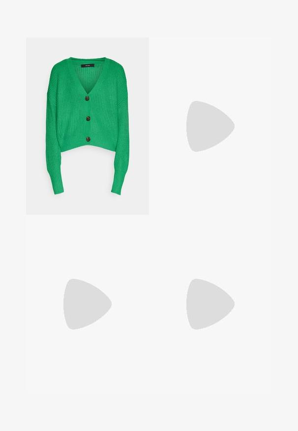 Vero Moda VMLEA V NECK CUFF - Kardigan - bright green; Bílý elastický top vyrobený z žebrované tkaniny s krátkými rukávy a na bocích nařasenými detaily pro texturu a tvar.; Džíny s širokými nohavicemi v tmavě modré barvě, s detailem předního švu, zapínáním na knoflík a klasickým pětikusovým designem.; Černé kožené tenisky s bílými pruhy, kulatou špičkou, bílými tkaničkami a gumovou podrážkou. Zvýrazněno polstrovaným límcem a detaily s logem.
