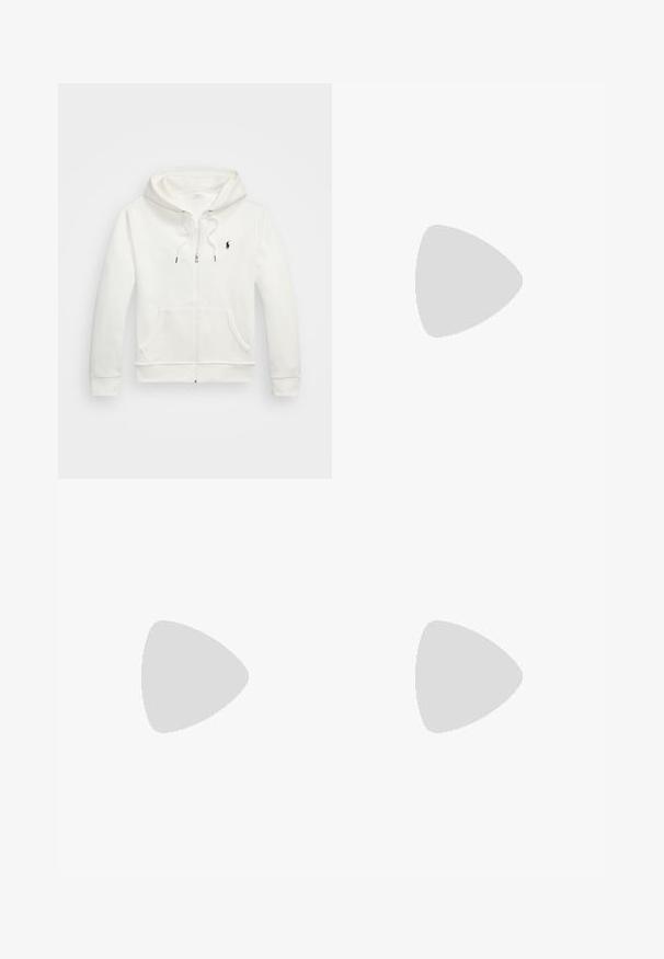 Haut de sweatshirt zippé blanc en tissu doux, avec une poche avant, une capuche à cordon, des poignets côtelés et un petit logo noir sur la poitrine.; Polo-shirt blanc en coton, avec un plastron à deux boutons, des manches courtes et un logo discret sur la poitrine gauche. Texture lisse.; Chinos blancs en coton, avec une coupe plate, passants de ceinture, deux poches latérales et une poche arrière. Texture lisse avec une jambe droite.; Baskets blanches en matériau synthétique lisse, à bout rond et à lacets. Présentent un accent en daim gris clair au niveau du talon et un logo brodé.