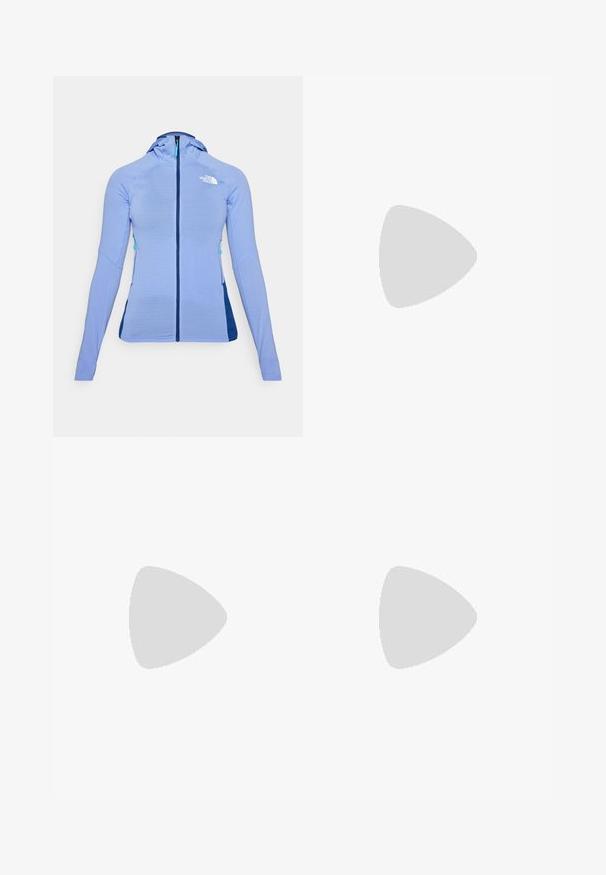 Jacheta cu fermoar de culoare albastru deschis, cu glugă, textură ribbed și panouri laterale contrastante de culoare bleumarin. Dispune de un logo pe piept și buzunare cu fermoar.; Tricou scurt cu mâneci, de culoare albastru deschis, confecționat dintr-un material moale, cu guler rotund și un mic logo alb în partea stângă sus.; Shorts de sport negri, cu un talie largă și netedă. Prezintă un design evazat și un detaliu cu logo reflectorizant în partea dreaptă jos.; Pantofi sport negri cu un superior din plasă respirabilă, talpă din cauciuc, mijloc de amortizare albă și șireturi reflective. Logo-ul Vibram pe talpă.