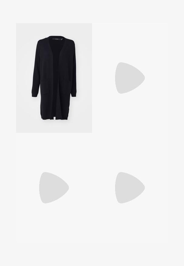 Svart långärmad cardigan gjord av mjukt tyg, med öppen framsidan, två framfickor och ribbade ärmslut och nederkant.; Vit bomulls t-shirt med korta puffärmar, prydd med små silverdetaljer längs ärmarna. Klassisk rund halsringning, avslappnad passform.; Svarta plisserade byxor med resårmidja. Har vida ben och ett mjukt, texturerat material med vertikala ränder.; Svart läderpumps med spetsig tå, ankelrem och kraftig klack. Slät textur, stilren design och minimalistisk estetik.