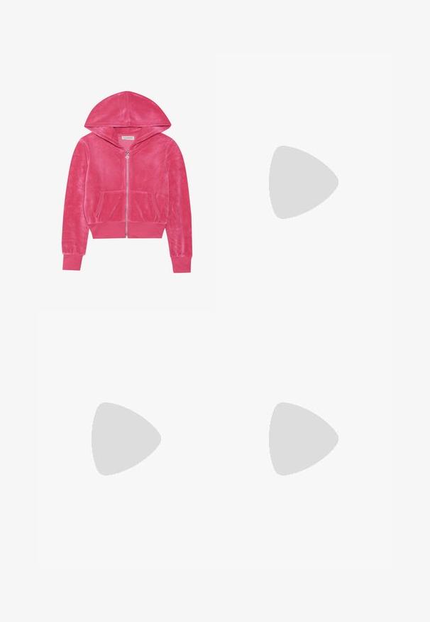 Růžová sametová mikina na zip s předními kapsami, pružnými manžetami a kapucí, leží na bílé ploše.; Černé oversized tričko s grafikou medvěda a textem „NENÍ CUTE, ALE DIVOKÝ“ v tučném bílém písmu. Bavlněný materiál.; Světle modré džíny s vysokým pasem vyrobené z denimu. Mají široké nohavice, dvě roztržené oblasti na kolenou a klasický pětikapsový střih.; Bílé vysoké plátěné tenisky s černou gumovou podrážkou, přední gumovou špičkou a šesti očky na tkaničky, se čistým, minimalistickým designem.