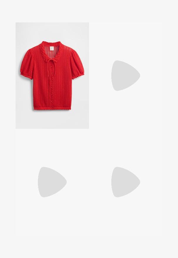 Cardigan rosso a maniche corte lavorato a maglia con colletto smerlato, chiusura con laccio e bottoni sul davanti. Motivo testurizzato su tutta la superficie.; Due bralette in cotone: una in beige chiaro e l'altra in nero, con spalline sottili e design a V. Etichette visibili all'interno.; Gonna nera con pois bianchi, realizzata in tessuto morbido. Presenta un taglio dritto e un'apertura in fondo per facilitare i movimenti.; Sandali con tacco in pelle nera, caratterizzati da un design a fascia incrociata, punta quadrata e tacco a blocco. Texture liscia con dettagli essenziali.; Borsa a tracolla nera in pelle con un design curvo, dotata di una tracolla texturizzata e hardware dorato sulla chiusura superiore. Finitura liscia.