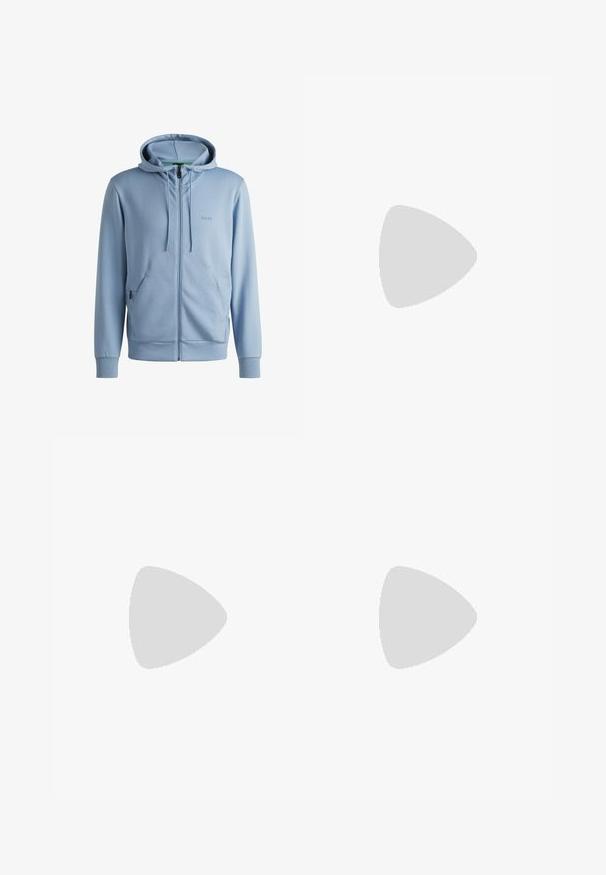 Felpa con zip blu chiaro, dotata di cappuccio con cordino, due tasche laterali, polsini e orlo a costine, con logo tono su tono sul petto. Tessuto morbido.; T-shirt a maniche lunghe nera in cotone, con scollatura rotonda e un piccolo logo di coccodrillo ricamato in verde sul lato sinistro del petto.; Pantaloni neri realizzati in un tessuto liscio, con chiusura frontale con bottone, gamba dritta e senza tasche visibili o motivi.; Sneaker Lacoste grigie scure in materiale mesh e sintetico, con suola testurizzata e dettagli marroni sul colletto e sul branding.