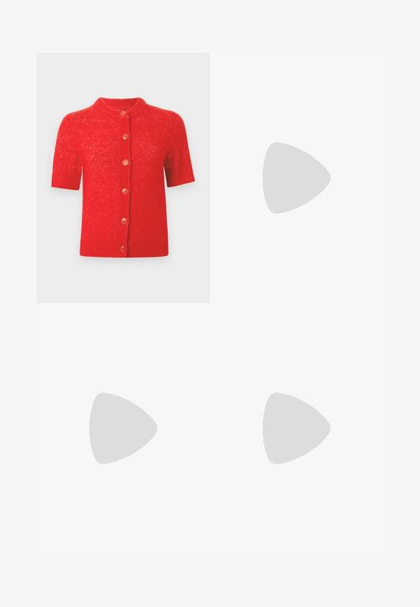 Krótki czerwony kardigan z okrągłym dekoltem, z sześcioma pomarańczowymi guzikami z przodu i lekko fakturowanym splotem.; Czarny bawełniany t-shirt z okrągłym dekoltem, krótkimi rękawami i haftowanym logo na piersi. Prosty, luźny krój bez wzorów.; Czarne spodnie o dopasowanym kroju z prostymi nogawkami, o gładkiej fakturze i wyraźnych zagięciach z przodu. Bez widocznych elementów metalowych.; Czarne skórzane szpilki typu slingback z ostrym noskiem, posiadające smukły obcas i złoty akcent na regulowanym pasku. Gładka tekstura.