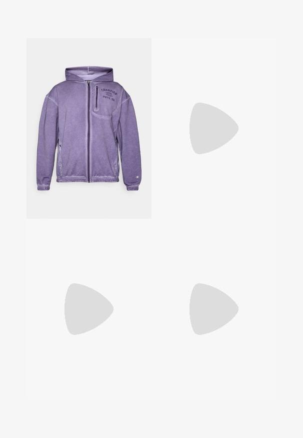 Violets zip-up džemis, kas izgatavots no mīksta auduma, ar priekšējo kabatu, ribotām aprocēm un izšūtu "Champion" logo uz krūšu.; Balta kokvilnas T-krekls ar apaļu kakla izgriezumu, īsām piedurknēm un melnu izšūtu "Champion" logo uz krūšu un piedurknes akcenta.; Melnas treniņu bikses ar elastīgu jostu, kurām ir mazs balts logotips uz kreisā augšstilba un taisna kāju forma. Mīksts kokvilnas maisījuma audums.; Melnas sporta apavas ar aizsargājošu sietu augšējo daļu, baltām akcentiem, strukturētu zoli un sarkanu papēža cilpu papildu detaļām.