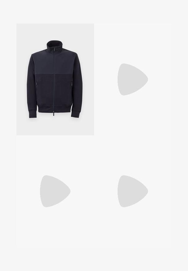 Chaqueta navy con cremallera y cuello alto, hecha de material suave, que presenta un panel superior liso y dos bolsillos laterales con cremallera.; Camiseta blanca de algodón con escote redondo y mangas cortas, con un logo dorado de EA7 Emporio Armani impreso en el frente.; Pantalones cortos deportivos negros de tejido suave, con una cintura elástica y un pequeño logo amarillo de EA7 en la parte inferior de la pierna izquierda.; Zapatilla de cuero blanca con un acabado suave, puntera redonda, cordones planos y suela texturizada. Cuenta con un sutil logo en el talón.