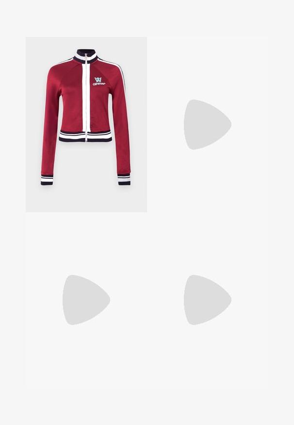 Giacca rossa con cerniera, collo alto, dettagli blu e bordi a coste bianchi a righe sull'orlo e sui polsini. Logo presente sul petto.; T-shirt bianca in cotone con collo rotondo classico, maniche corte e forma aderente. Nessun motivo o dettaglio visibile.; Pantaloni tuta grigi con vita elastica, dettaglio con cordino e piccolo logo Nike bianco sulla coscia sinistra. Tessuto morbido, vestibilità ampia.; Sneaker bianchi in pelle con accenti grigi, punta perforata, lacci piatti, collo imbottito e suola in gomma testurizzata.; Borsa a tracolla in pelle nera con design strutturato, manico superiore, tracolla regolabile, patta anteriore e accessori in metallo. Presenta il marchio sulla parte frontale.