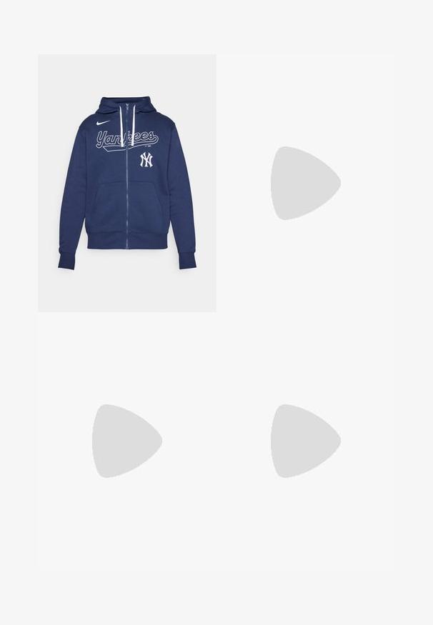 Marine favorittlue laget av bomullsblanding. Har hvit "Yankees"-logo og emblem, hette med snøring og frontlommer.; Hvit ermeløs treningsskjorte laget av lett materiale. Har rund hals og en liten svart Nike-logo på øvre venstre side.; Svart Nike joggebukser med elastisk midjebånd, smale ben og diskret logo. Laget av glatt stoff med et enkelt design.; Hvite sportsko med mesh-overdel og teksturdetaljer, med en svart swoosh-logo på siden og en polstret hvit såle.