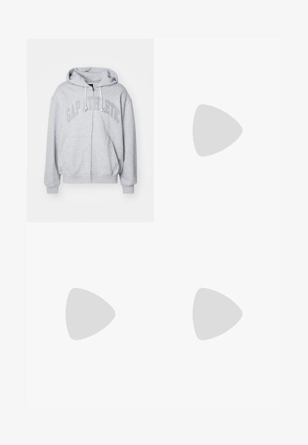 GAP Kapuzenpullover - grey heather; Schwarz-weiße kurzärmlige T-Shirt mit geribbeter Textur; verfügt über Raglanärmel und einen Rundhalsausschnitt.; Schwarze, Gummibund-Hosen mit geradem Schnitt, die eine glatte Textur aufweisen und keine sichtbaren Muster oder Beschläge haben.; Weiße Slip-On-Sneaker mit einer strukturierten Oberfläche, dicker Sohle und minimalistischem Design. Mit Logo der Marke an der Seite.