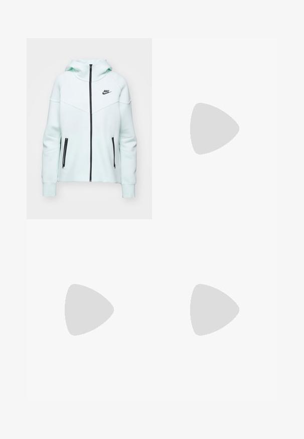 Nike Sportswear Sweatjakke - barely green black; Hvit bomull t-skjorte med et grafisk motiv av føtter i gule Nike fotballsko med blå detaljer, kombinert med et armbånd på venstre håndledd.; Lys beige bukser med elastisk linning, med rosa sidepaneler og sidelommer. Glatt tekstur med rett ben-design.; Hvite sneakers med ferskenfarge detaljer, glatt skinnoverdel, perforert tå, teksturert såle og snøring. Brukt med hvite ankelsokker på en blå overflate.