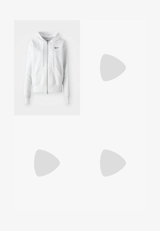 Grijze rits-hoodie van zachte stof, met een voorkantzak, een capuchon met trekkoord en een zwart Nike-logo op de linkerborst.; Witte katoenen t-shirt met een ronde halslijn en korte mouwen. Heeft een klein zwart Nike-logo op de borst. Eenvoudig en onopgesmukt ontwerp.; Blauwe en witte gestreepte broek met een relaxte pasvorm, gemaakt van lichte stof, met een elastische tailleband en een subtiele logo-tag.; Witte leren sneakers met gele en lavendelkleurige accenten, ronde neus, platte veters en een textuurrubber zool. Gdraag met witte sokken.