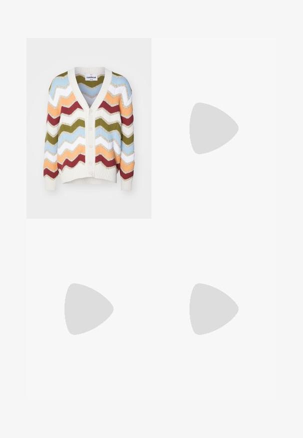 Pletený kardigan s výstřihem do V, zdobený šikmým vzorem v oranžové, zelené, modré, červené a bílé barvě. Obsahuje šest knoflíků a ribovaný lem.; Světle růžová košile na knoflíky s vertikálními modrými pruhy, s límečkem, dlouhými rukávy a volným střihem. Vyrobena z hladkého materiálu s lehkým leskem.; Černé skládací kalhoty s rovnými, širokými nohavicemi. Vyrobené z hladké tkaniny, se zapínáním na knoflík a poutky na opasek.; Růžové semišové tenisky s černými pruhy, gumovou podrážkou a strukturovaným fialovým podpatkem. Disponují šněrovacím designem a embosovaným logem na boku.