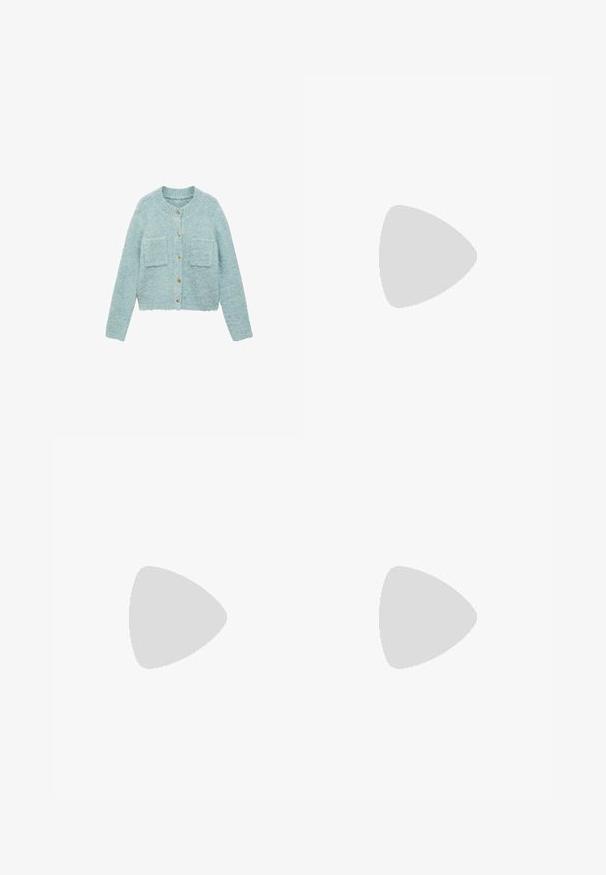 Hellblauer, flauschiger Cardigan mit rundem Ausschnitt, goldenen Knöpfen auf der Vorderseite und zwei vorderen aufgesetzten Taschen. Kurze, lockere Passform.; Weißes, enganliegendes Oberteil aus geripptem Stoff mit kurzen Ärmeln und gerafften Details an den Seiten für Textur und Form.; Weiße weit geschnittene Hosen aus weichem Stoff, mit einem elastischen Bund und einem Kordelzug sowie zwei seitlichen Taschen. Einfaches und klares Design.; Cremefarbene und lavendelfarbene Sneakers mit drei Streifen und einer strukturierten braunen Sohle, ausgestattet mit Schnürsenkeln und einer gepolsterten Ferse. Obermaterial aus weichem Stoff.